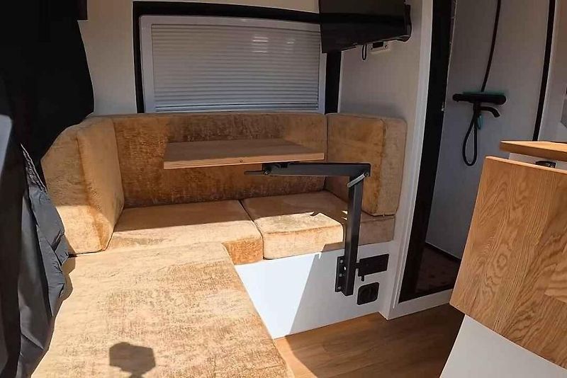 Z dodávky Ford Transit udělala britská firma Coalition Vans praktické obytné auto.