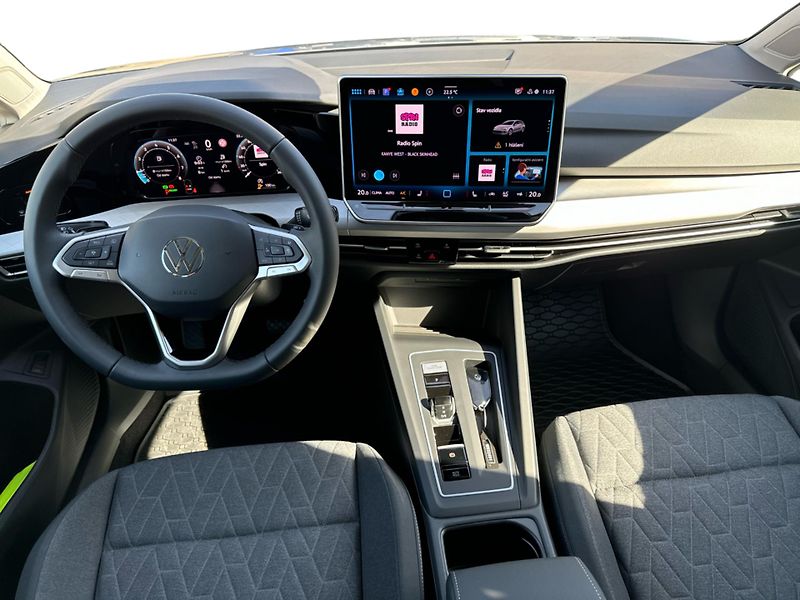 Volkswagen Golf People 1,5 eTSI 7DSG mHEV - fotka 10 z 22