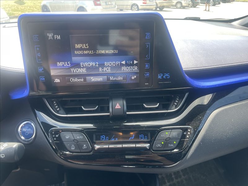 Toyota C-HR 1,8 i 73kw Hybrid e-CVT - fotka 19 z 34