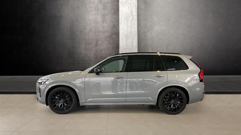 Volvo XC90 (2026) PLUS BLACK EDITION, T8 AWD, 22 - fotka 3 z 14