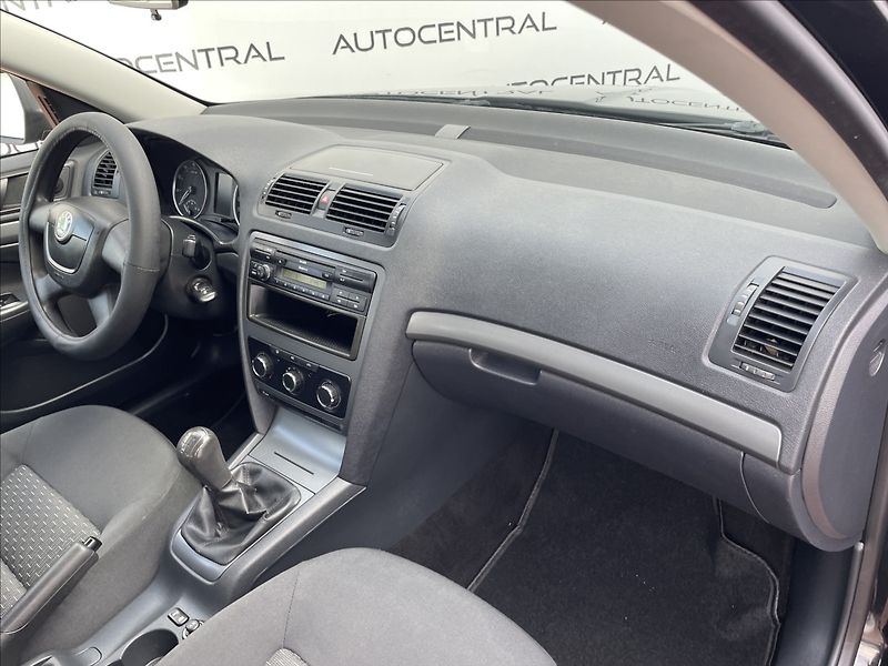Škoda Octavia 1,4 TSi,90kW,serv.kn. - fotka 16 z 19