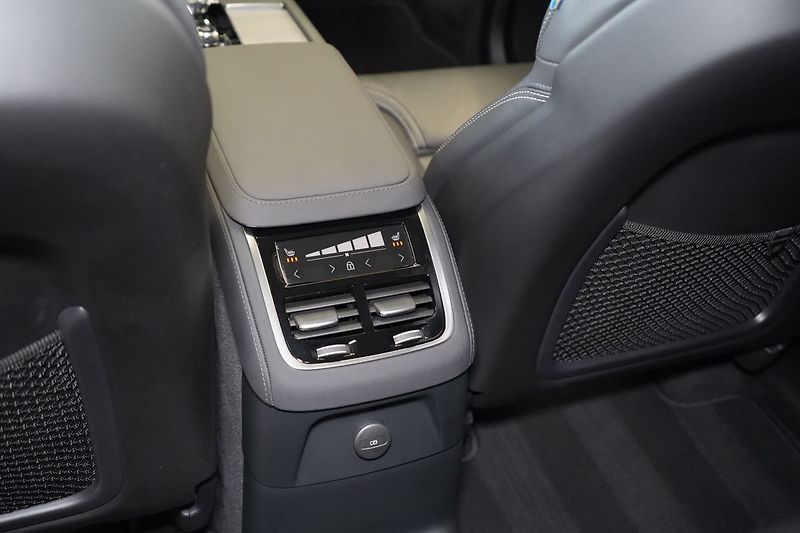 Volvo XC90 T8 PLUS Dark, Vzduch,Ventilace - fotka 46 z 50