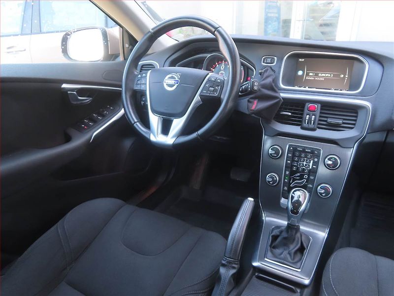 Volvo V40 (2016) 1.5 T2, Automat, Navi, Xenony - fotka 7 z 21