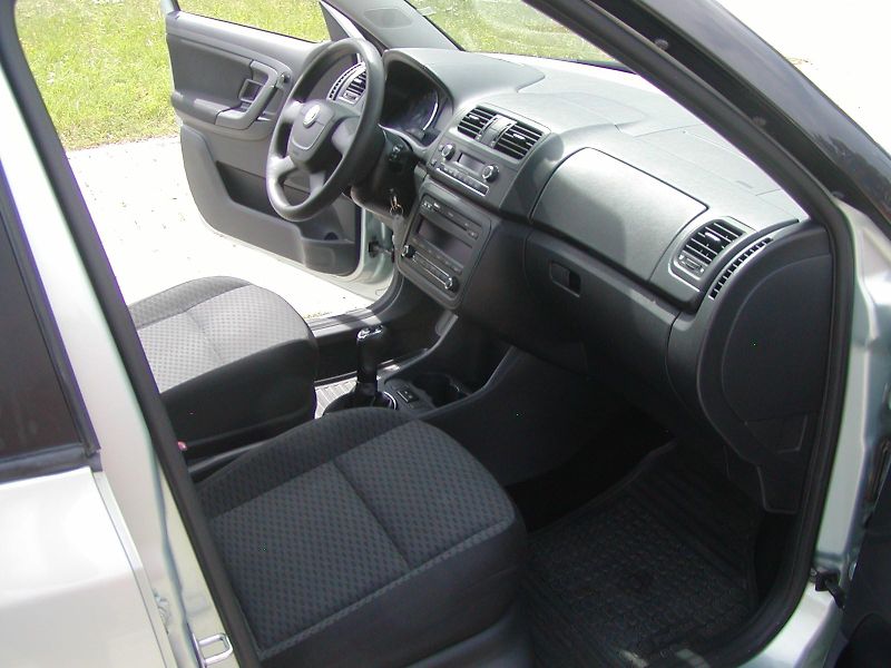 Škoda Fabia (2012) 1.6TDi,AMBIENTE, CLIMATRONIC!! - fotka 23 z 33