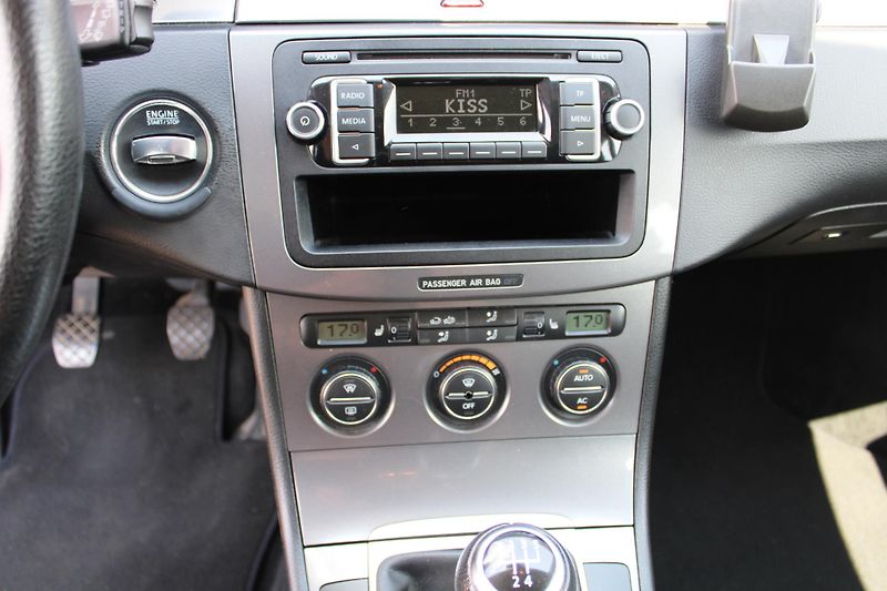 Volkswagen Passat (2008) 1.9 TDI KLIMATIZACE VÝHŘEV  - fotka 17 z 19