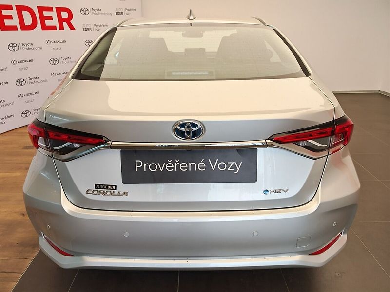 Toyota Corolla 1.8 Hybrid Comfort e-CVT sedan - fotka 5 z 36