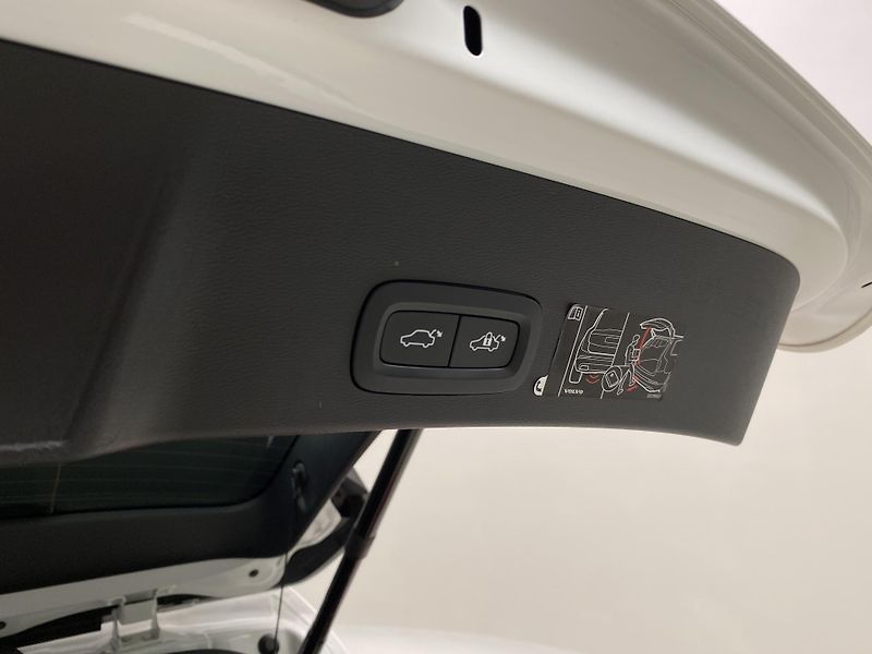 Volvo XC40 T3 MOMENTUM AUT REZERVACE - fotka 30 z 43