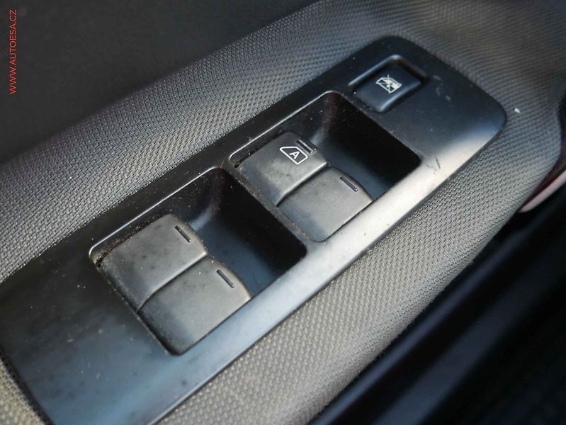 Nissan Qashqai (2007) 2.0dCi, ČR, Acenta - fotka 11 z 16