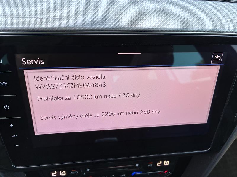 Volkswagen Passat 2,0 R-LINE,TAŽNÉ,KAMERA - fotka 32 z 32
