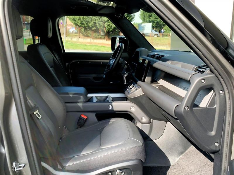 Land Rover Defender (2026) 130 D350 X AWD / 7 MÍST* - fotka 17 z 59