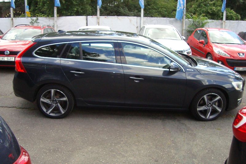 Volvo V60 (2013) PLUG-IN-HYBRID,2.4D6,AWD,158kW - fotka 8 z 78