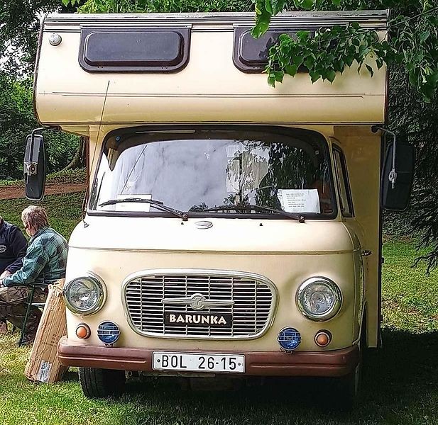 Habrovany cestovaly časem. Park zaplnily historické automobily i motorky.