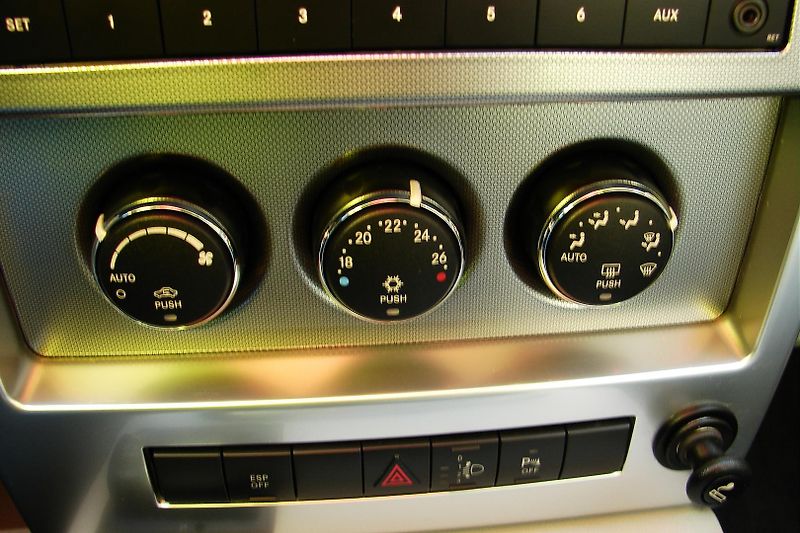 Jeep Cherokee 2.8 CRD 177PS LIMITED KLIMA - fotka 29 z 45