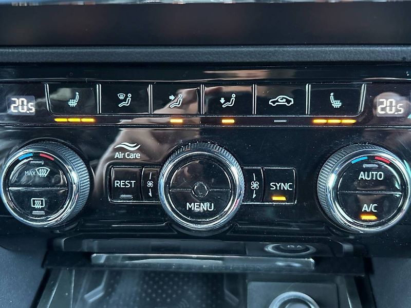 Škoda Superb (2021) kombi 2.0 TDI 7DSG Sportline - fotka 32 z 35