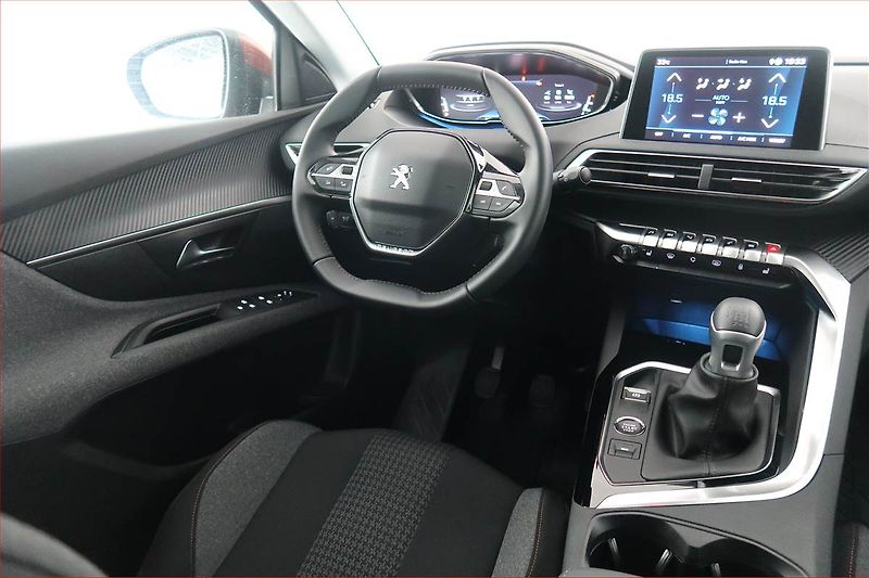 Peugeot 5008 (2021) PureTech 130, 7 MÍST - fotka 7 z 18