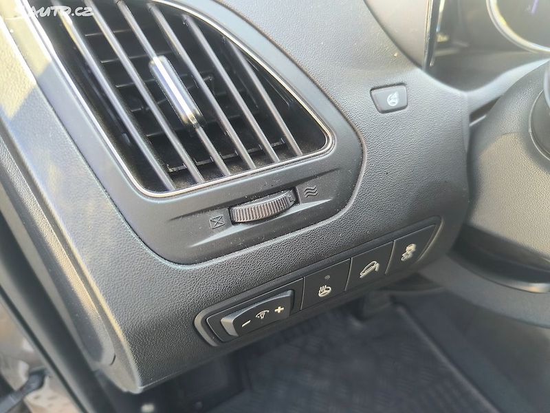 Hyundai ix35 2.0D4X4,90KM,MAX VÝBAVA,KRÁSNÝ - fotka 21 z 27