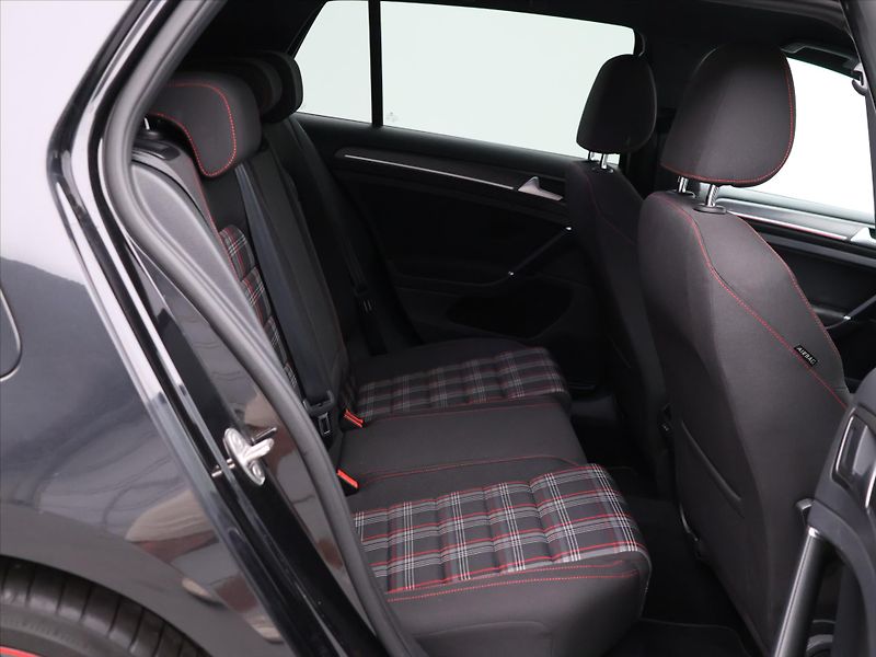 Volkswagen Golf 2,0 TSI GTI 180kW Performance - fotka 12 z 28