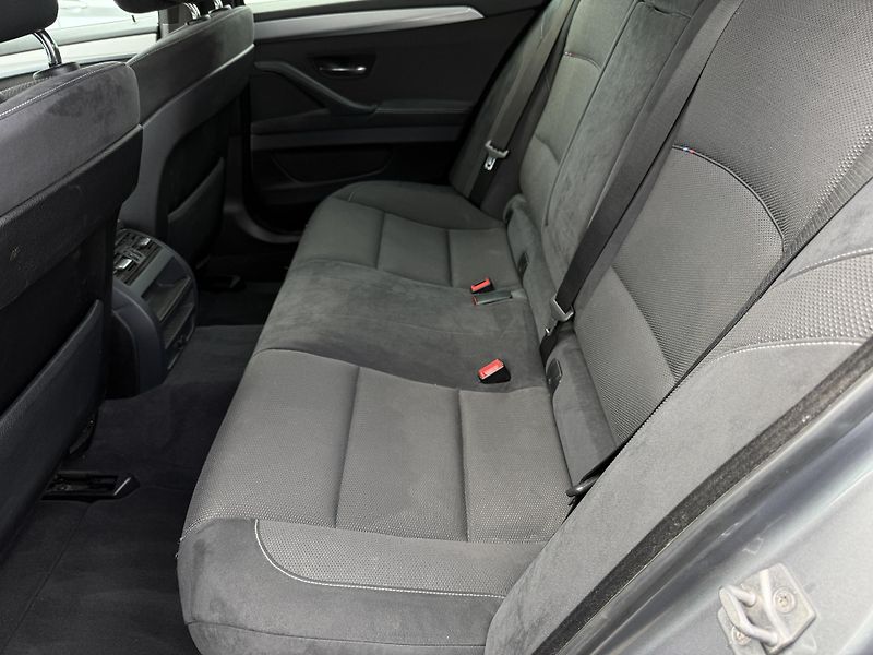 BMW Řada 5 530d (F11) M-paket 180kW - fotka 19 z 21