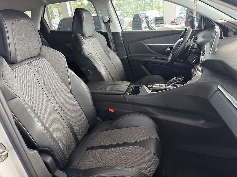 Peugeot 3008 (2018) 1,2I STT ALLURE NAVI KAMERA - fotka 22 z 33
