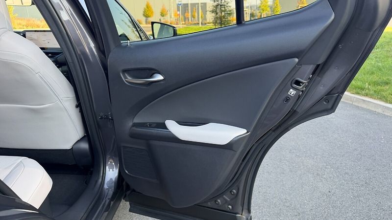 Lexus UX 300h 300H 2,0 HEV PRESTIGE 4X4 - fotka 22 z 27