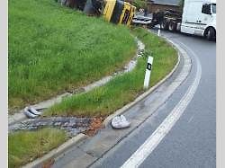 Neobvyklá nehoda v Albrechticích. Kamion ztratil svůj náklad, další kamion