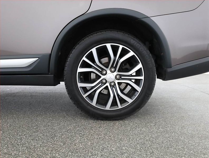 Mitsubishi Outlander (2017) 2.2 DI-D, 4X4, Automat - fotka 21 z 21