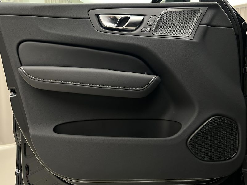 Volvo XC60 B5 AWD DARK PLUS AUT  - fotka 7 z 45