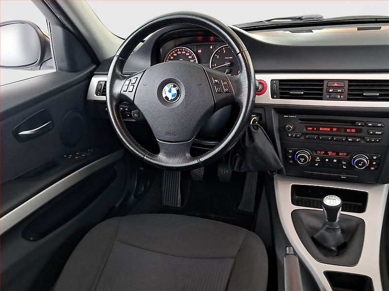 BMW Řada 3 (2009) 318 i, Tempomat - fotka 7 z 18