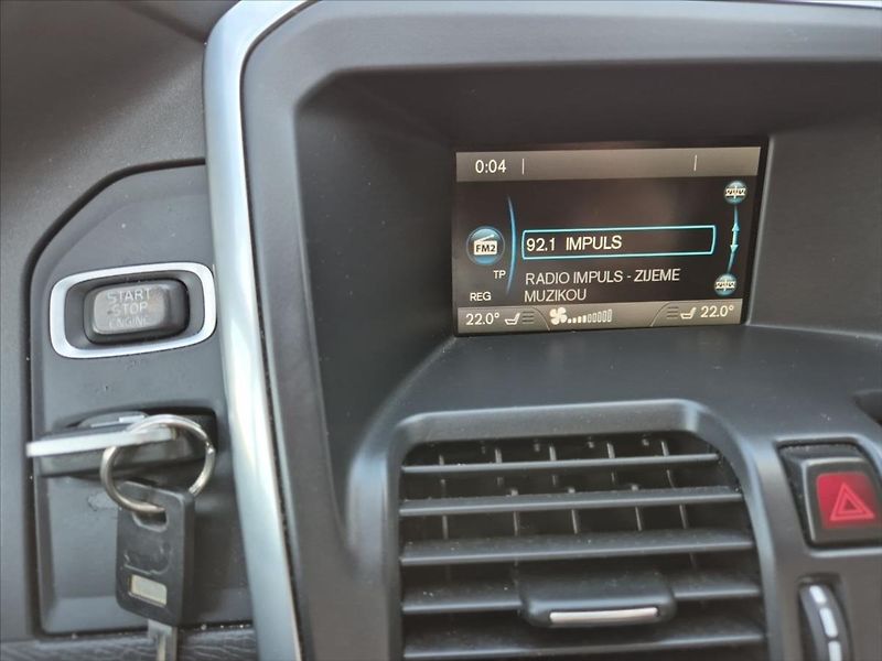 Volvo XC60 2,0 D4 FWD - fotka 15 z 18