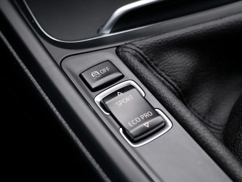 BMW Řada 3 2,0 320i 135kW CZ xDrive Sport - fotka 28 z 38