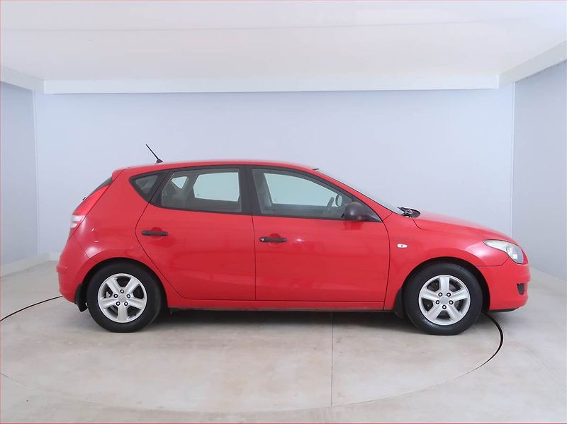 Hyundai i30 (2010) 1.4 CVVT, nová STK, zamluveno - fotka 6 z 13