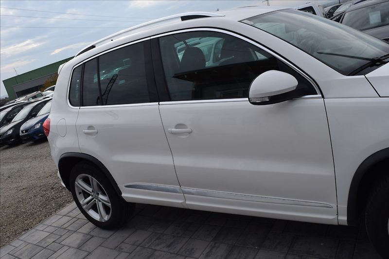 Volkswagen Tiguan 2,0 TDi 81KW R-LINE - fotka 10 z 51
