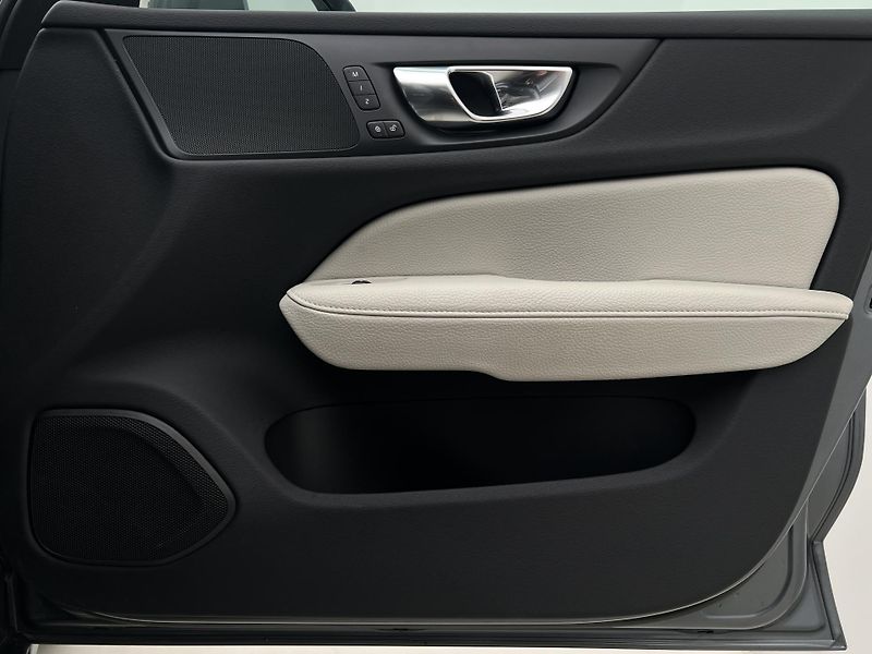 Volvo V60 D4 MOMENTUM AUT - fotka 46 z 46