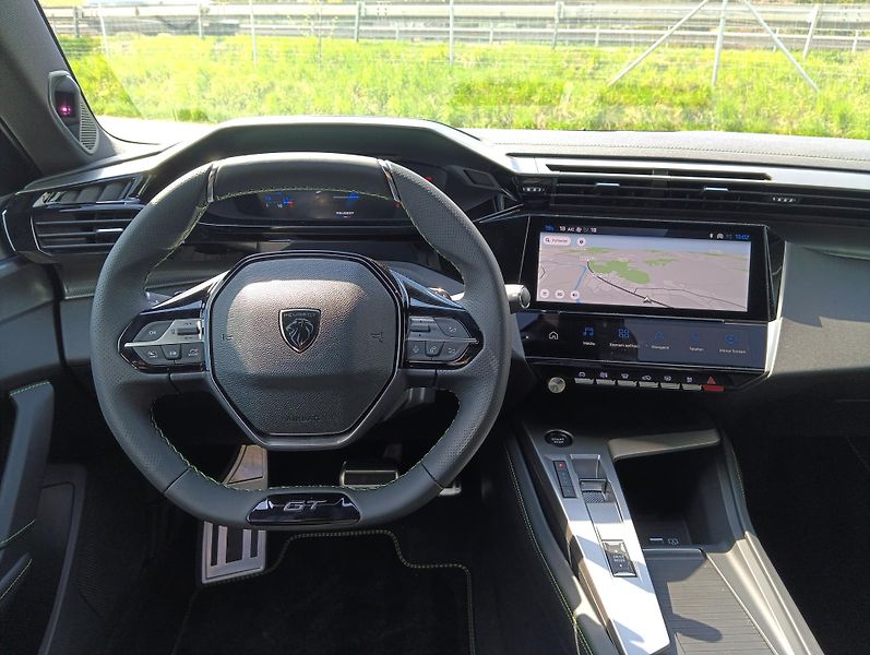 Peugeot 408 (2026) GT Plug-in HYBRID 240 e-DCS7 - fotka 10 z 23