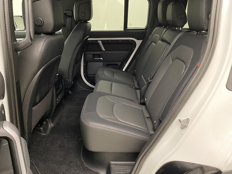 Land Rover Defender 110 D300 X-DYNAMIC HSE AWD AUT - fotka 5 z 49