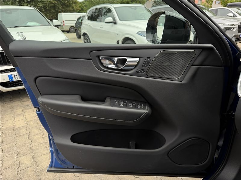 Volvo XC60 B4 2.0d 4X4 R-Design - fotka 22 z 29