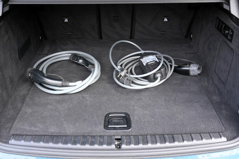 BMW iX 40, SoH 96,8%, SkyLounge,Tažné - fotka 33 z 37