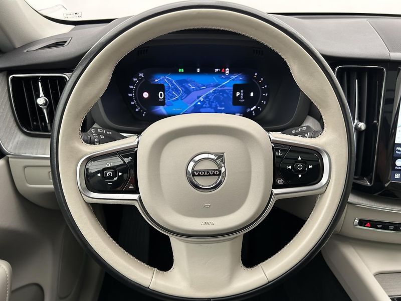 Volvo XC60 2.0  B4 4x4 PLUS  Black - fotka 17 z 32