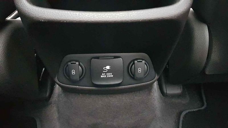 Hyundai Santa Fe vsadilo na nápadný design. Uveze až sedm cestujících.