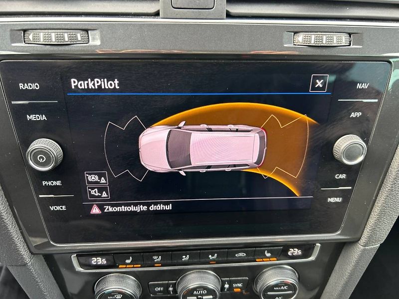 Volkswagen Golf (2020) 1.6 TDI 85 kW MANUÁL - fotka 35 z 35