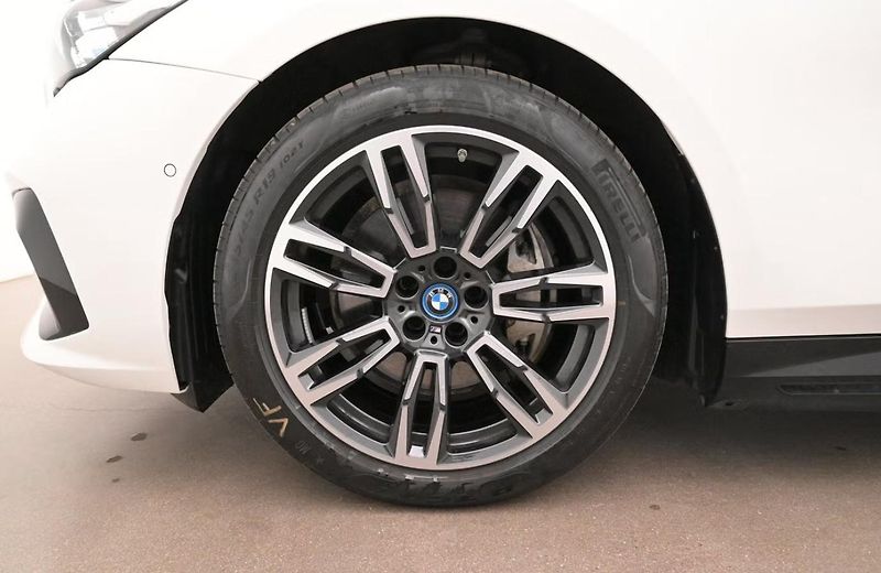 BMW i5 eDrive40 Touring SoH 96% Tažné - fotka 21 z 21