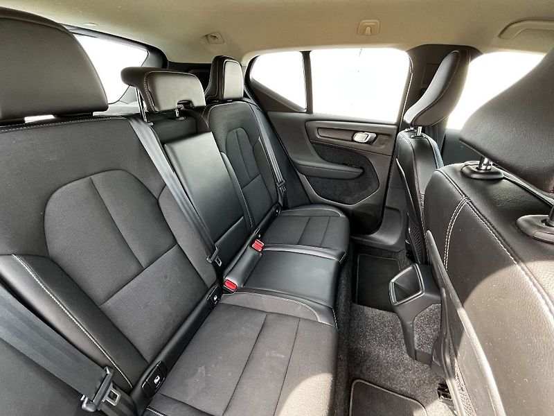 Volvo XC40 Momentum Pro T3 FWD 120kW - fotka 18 z 23