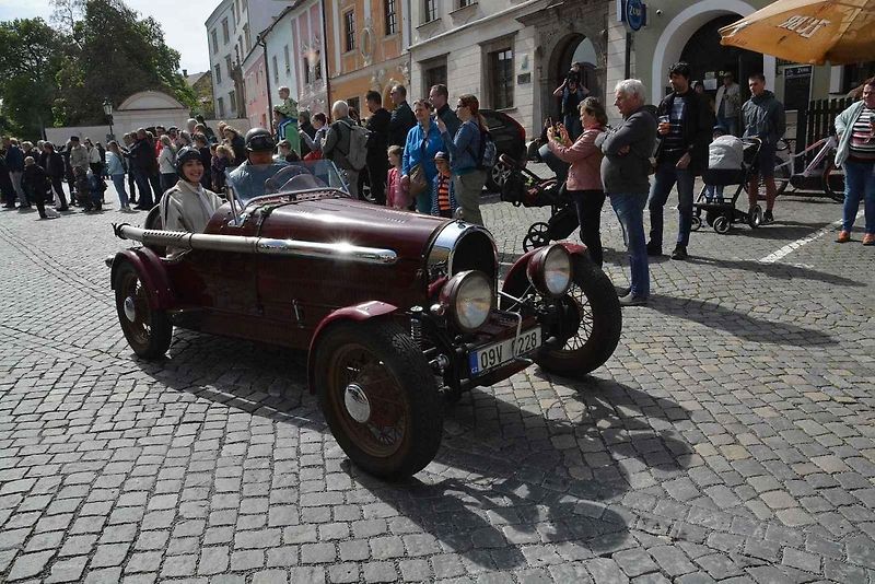 Stovka nablýskaných motocyklů a automobilů předválečné a meziválečné éry vyrazila v neděli z Horního náměstí v Přerově na spanilou jízdu regionem. Nejstarší účastnicí byla osmaosmdesátiletá Libuše Šulcová, která na trasu vyrazila na motocyklu BSA 770 se s
