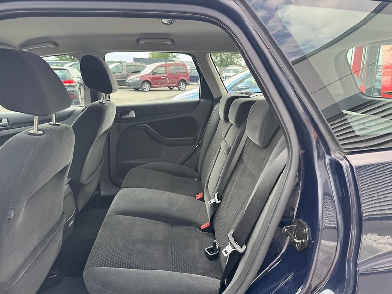 Ford Focus (2007) Ghia 2.0i 107kW - fotka 13 z 30