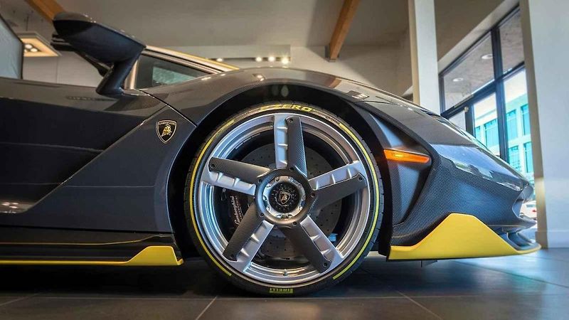 Rozbalování vzácného supersportu Lamborghini Centenario Roadster.