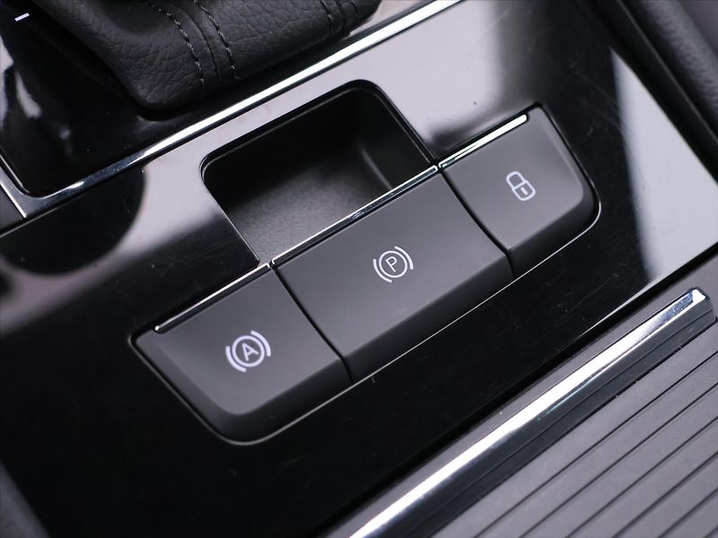 Škoda Superb 2,0 TDI 140kW DSG 4x4 L&K DPH - fotka 34 z 44