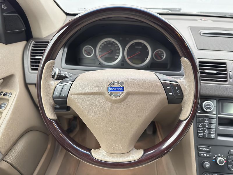 Volvo XC90 D5 AWD EXECUTIVE AUT CZ - fotka 3 z 36