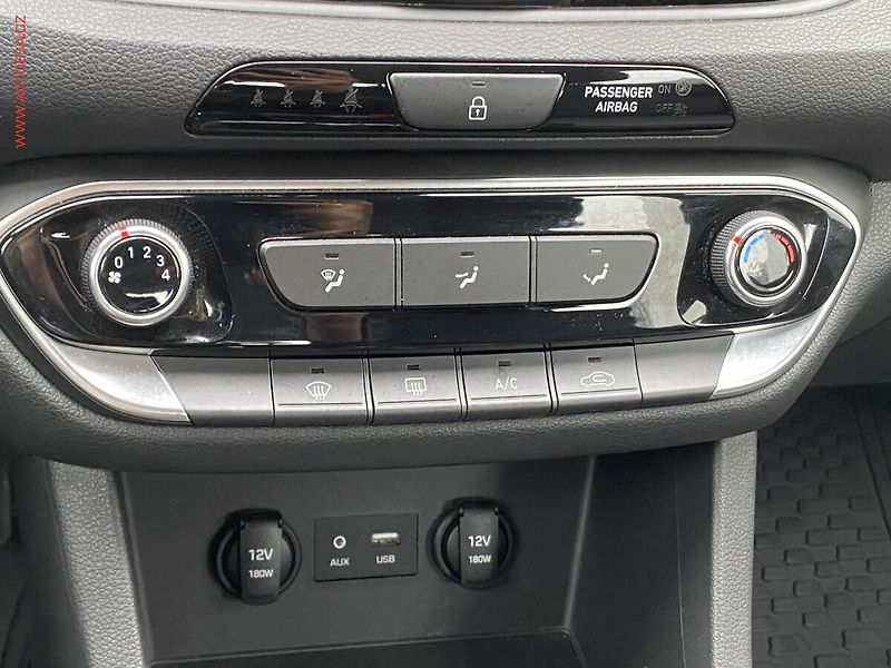 Hyundai i30 (2019) 1.4 CVVT, ČR, AC, park.asist - fotka 15 z 17