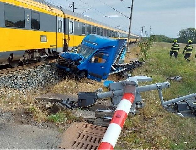 Výsledek nedávného střetu vlaku s dodávkou., zdroj: Se svolením HZS Pardubického kraje