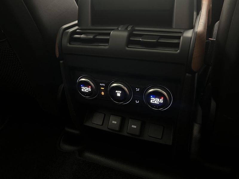 Land Rover Defender 110 D300 HSE AUT CZ - fotka 21 z 51